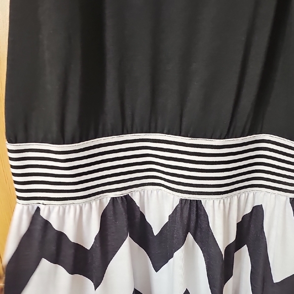 Chic Black and White Chevron Maxi Dress - Picture 3 of 7
